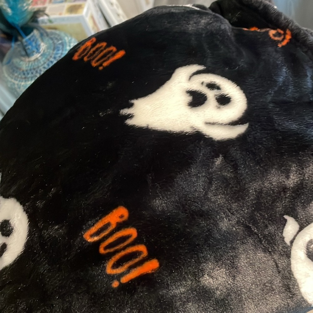 Halloween Boo Ghosts Luxury Velvet Oversized Throw Blanket. New cozy decor - Picture 3 of 5